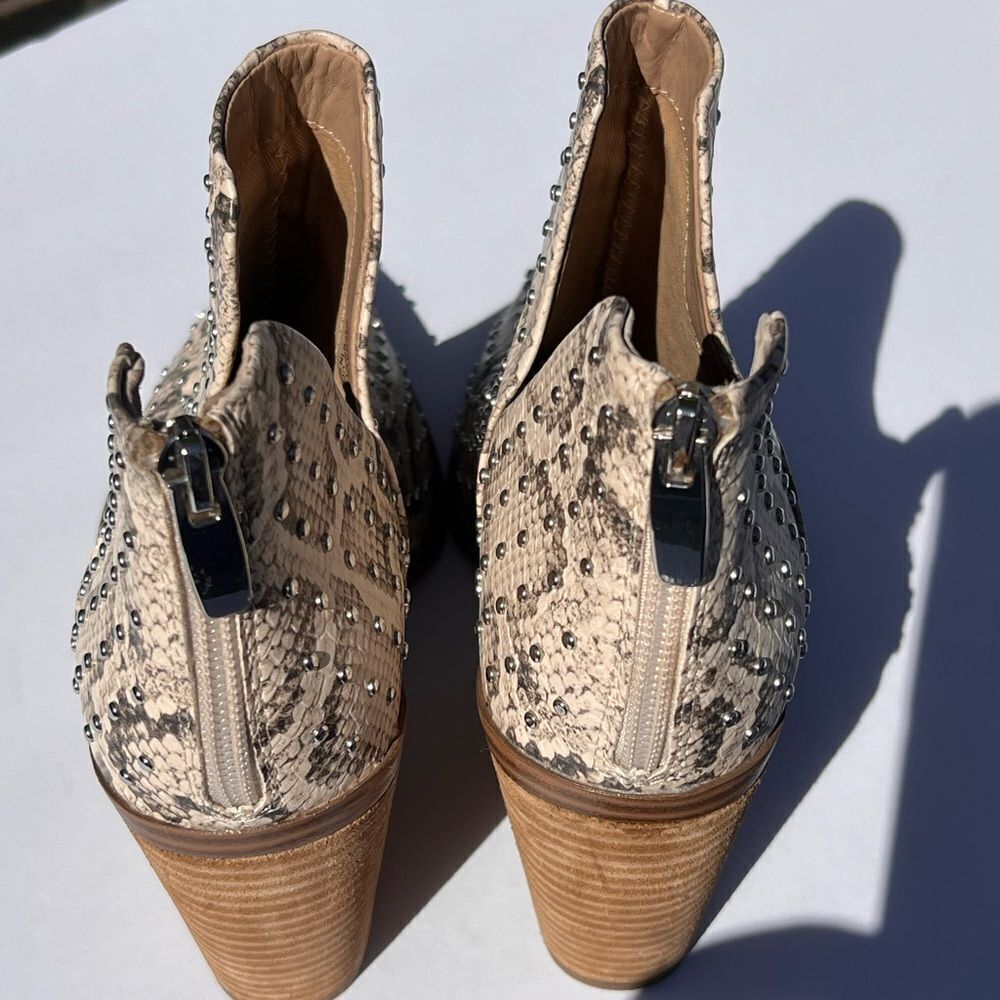 Steve Madden Animal Print Pointed Toe Ankle Boots Back Zipper Closure Size 8.5 - Picture 3 of 12